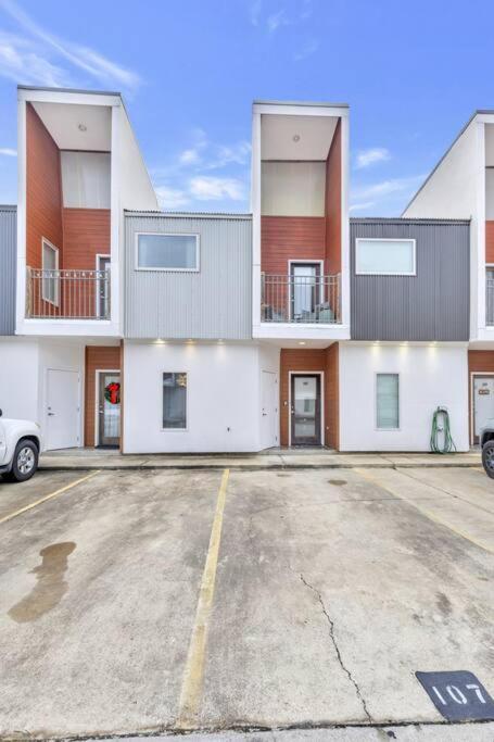 Cozy 2 Bed Townhome Near The Hospital Lafayette Exterior photo