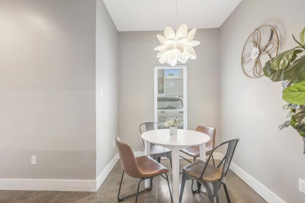 Cozy 2 Bed Townhome Near The Hospital Lafayette Exterior photo