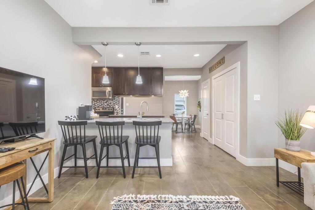 Cozy 2 Bed Townhome Near The Hospital Lafayette Exterior photo