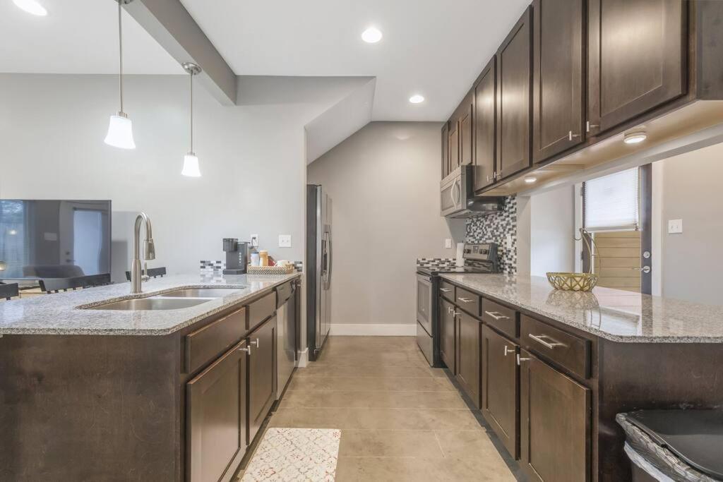 Cozy 2 Bed Townhome Near The Hospital Lafayette Exterior photo